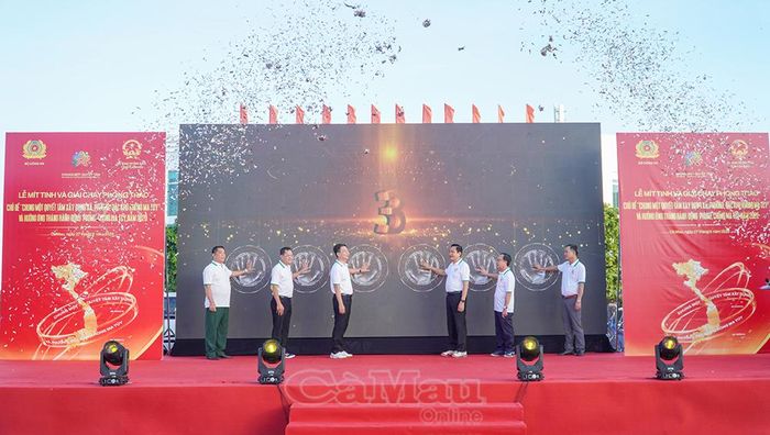 Các đại biểu thực hiện nghi thức phát động hưởng ứng Tháng hành động phòng, chống ma túy năm 2026 với chủ đề "Chung một quyết tâm xây dựng xã, phường, đặc khu không ma túy".