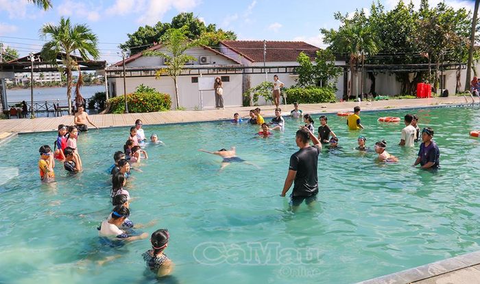 Cán bộ, chiến sĩ Cảnh sát PCCC&amp;CNCH trực tiếp hướng dẫn trẻ em các kỹ năng bơi và xử lý tình huống khi gặp sự cố dưới nước.