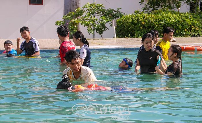 Từng trẻ em được cán bộ hướng dẫn tận tình, giúp các em từng bước làm quen với môi trường nước, nâng cao kỹ năng tự bảo vệ trước nguy cơ đuối nước.