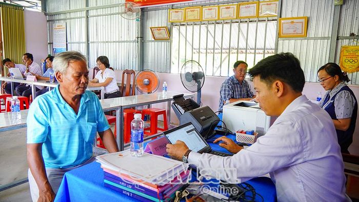 Cán bộ Trung tâm Phục vụ hành chính công xã U Minh thực hiện mô hình “Ngày thứ Bảy hành chính vì Nhân dân phục vụ”, trực tiếp xuống tận ấp làm thủ tục cho bà con.