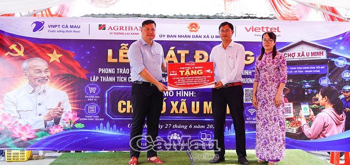 Viettel U Minh trao gói hỗ trợ lắp đặt wifi, camera giám sát thực hiện mô hình chợ số và tặng wifi miễn phí cho hộ nghèo.