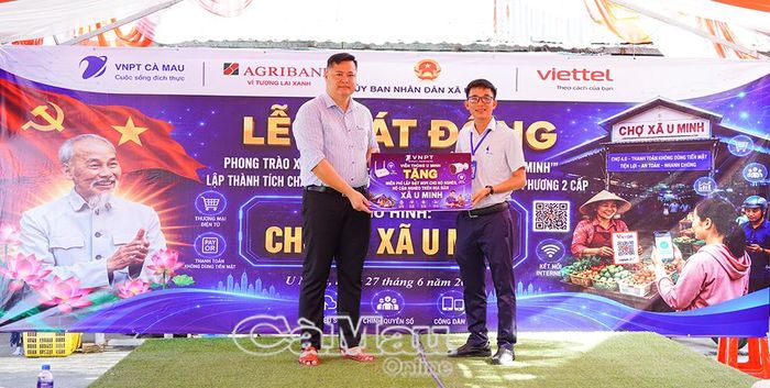 VNPT U Minh trao bảng tượng trưng gói hỗ trợ lắp đặt wifi miễn phí cho hộ nghèo, hộ cận nghèo.