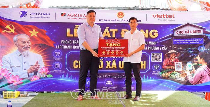 Agribank U Minh tặng gói mở tài khoản cho các tiểu thương thực hiện mô hình chợ số.