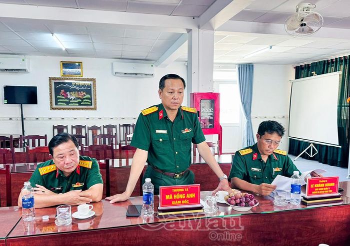 Thượng tá Mã Hồng Anh, Giám đốc Bệnh viện Quân Dân y Bạc Liêu báo cáo tình hình hoạt động của đơn vị với đoàn khảo sát.