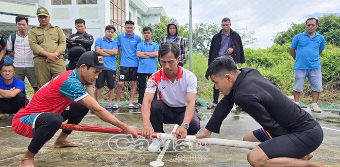 Các vận động viên chuẩn bị tranh tài ở nội dung đẩy gậy.