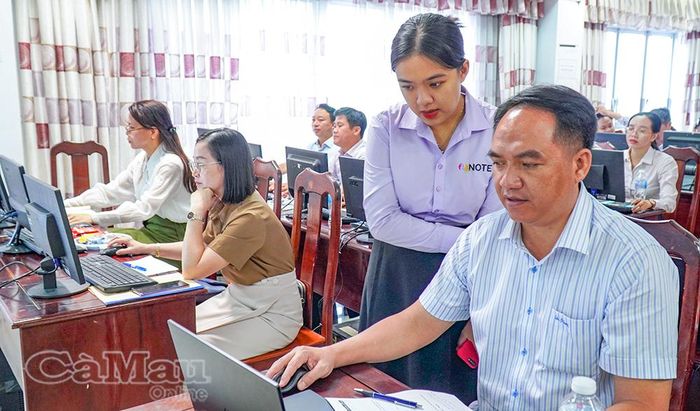 Các kỹ sư công nghệ hướng dẫn cán bộ, công chức làm chủ quy trình vận hành phần mềm KPI.