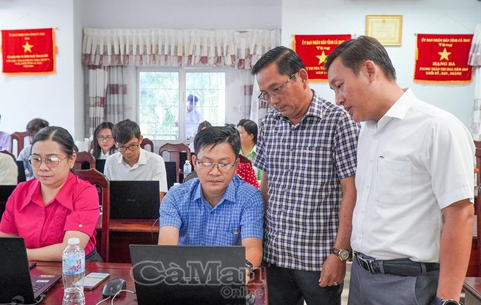 Ông Phạm Thống Nhất, Phó Giám đốc Sở KH&amp;CN (thứ 2 từ phải sang), kiểm tra công tác tập huấn sử dụng phần mềm KPI.