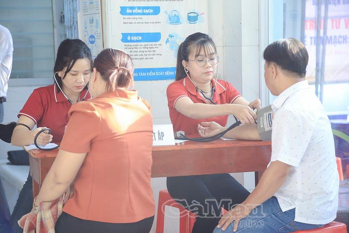 Người dân được đo huyết áp, điện tim và đường huyết miễn phí.