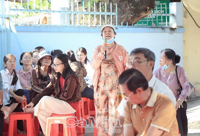 Người dân trao đổi với bác sĩ về các bệnh lý tim mạch trong chương trình tư vấn sức khoẻ cộng đồng.