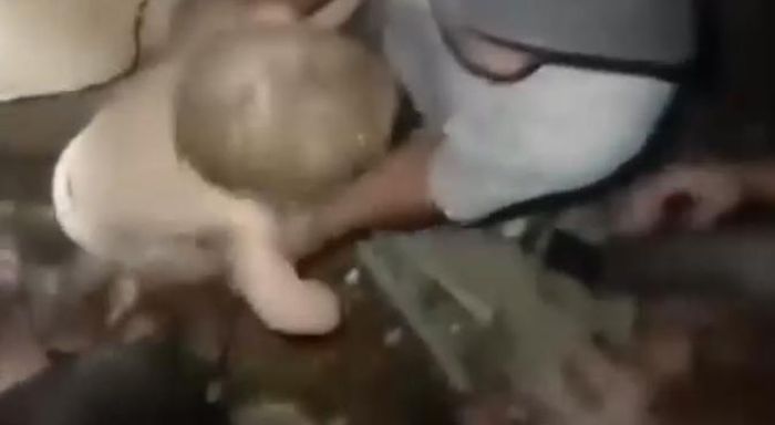 Em bé may mắn sống sót sau trận động đất.