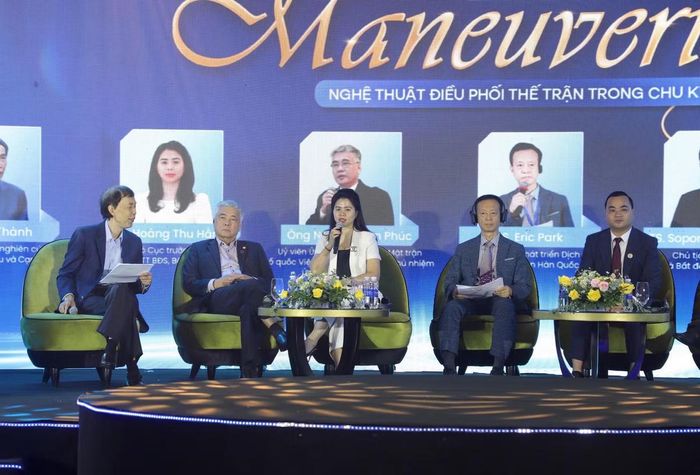 Các diễn giả trao đổi tại tọa đàm. Ảnh: Nhật Huy.