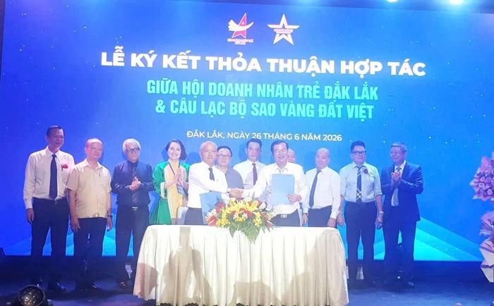 Ký kết giữa CLB Sao Vàng đất Việt với Hội Doanh Nhân trẻ tỉnh Đắk Lắk.