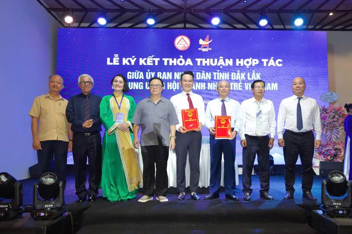 Ký kết giữa Hội Doanh nhân trẻ Việt Nam với UBND tỉnh Đắk Lắk