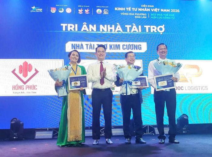 Chủ tịch Hội Doanh Nhân trẻ Việt Nam tặng hoa và chứng thư tri ân nhà tài trợ Kim cương 