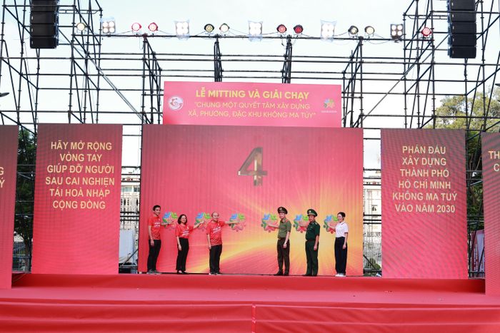 Lãnh đạo TPHCM chạm tay vào màn hình, nêu cao quyết tâm phấn đấu xây dựng TPHCM không ma túy vào năm 2030