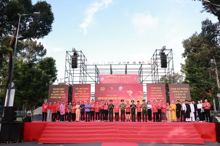 Đại biểu, khách mời chụp ảnh lưu niệm