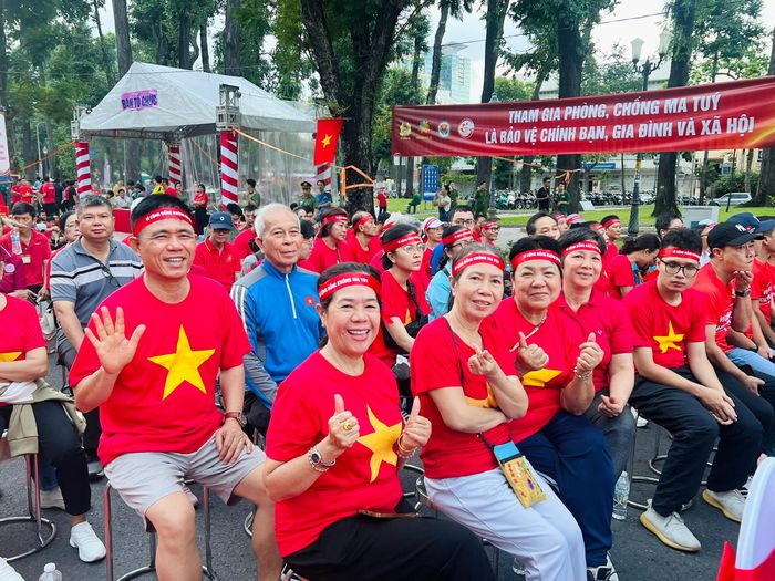 Người dân trên địa bàn TPHCM bày tỏ niềm vui trước giờ tuần hành 