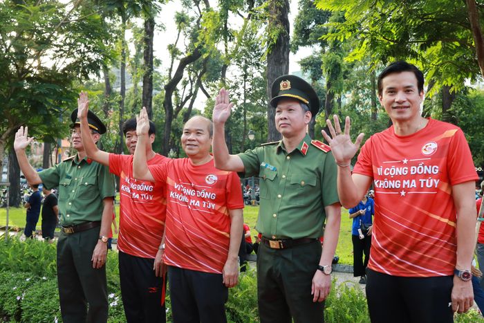 Các đồng chí lãnh đạo TPHCM vẫy chào các vận động viên