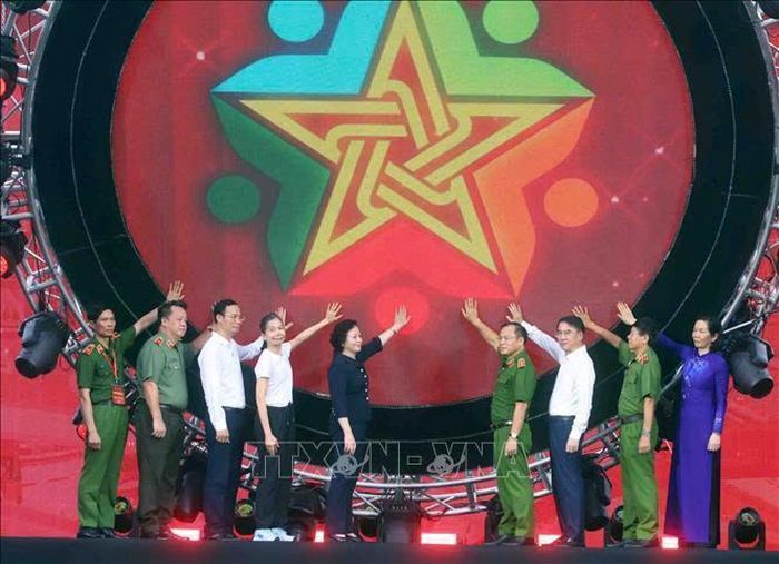 Phó Thủ tướng Phạm Thị Thanh Trà cùng các đại biểu thực hiện nghi thức phát động hưởng ứng toàn quốc “Chung một quyết tâm xây dựng xã, phường, đặc khu không ma túy”