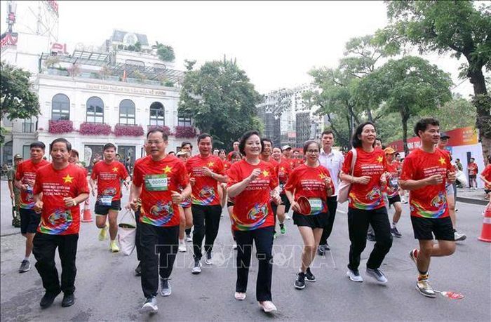 Phó Thủ tướng Phạm Thị Thanh Trà cùng các đại biểu tham gia chạy hưởng ứng Tháng hành động phòng, chống ma túy năm 2026 với chủ đề “Chung một quyết tâm xây dựng xã, phường, đặc khu không ma túy”