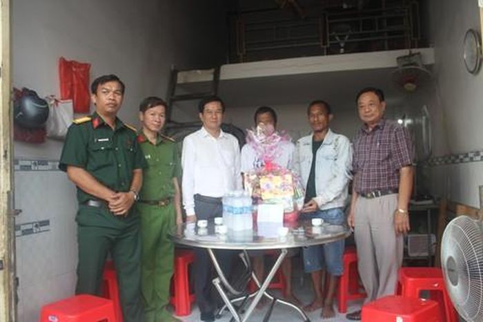 Tặng quà cho hai anh em là N.C.H và N.H.A từng nghiện ma túy nặng