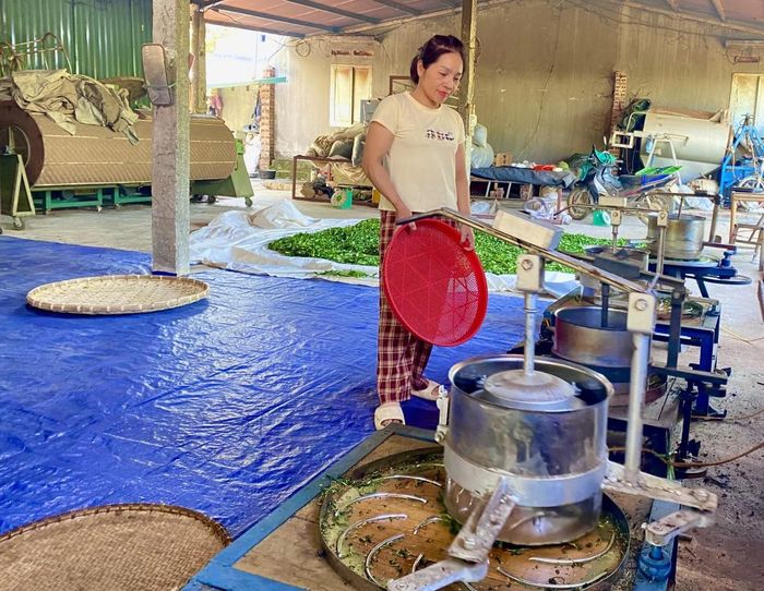  Để đáp ứng các tiêu chí OCOP, Cơ sở Nhất Hạnh, xóm Nà Roác 2, xã Bạch Đằng đã đầu tư 400 triệu đồng xây dựng nhà xưởng, mua sắm máy móc, thiết bị chế biến chè. Ảnh Quốc Sơn 