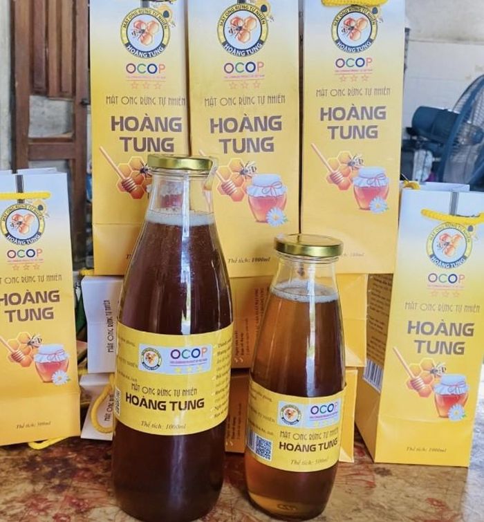  Sản phẩm “Mật ong rừng tự nhiên Hoàng Tung” của Tổ hợp tác sản xuất mật ong rừng tự nhiên Hoàng Tung, phường Thục Phán đạt OCOP 3 sao. Ảnh Quốc Sơn 