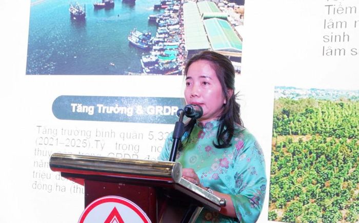  Bà Đặng Thị Thủy, Phó Giám đốc Sở Nông nghiệp và Môi trường tỉnh Đắk Lắk báo cáo tại Hội nghị. 