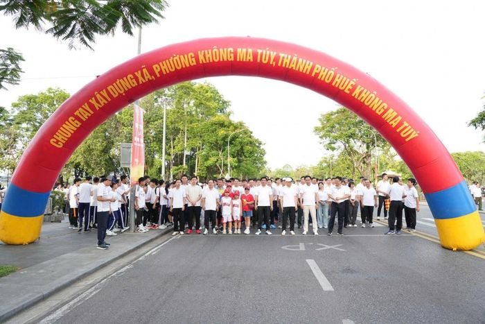 Các đại biểu tham gia Giải chạy hưởng ứng với chủ đề "Chung một quyết tâm xây dựng xã, phường không ma túy"
