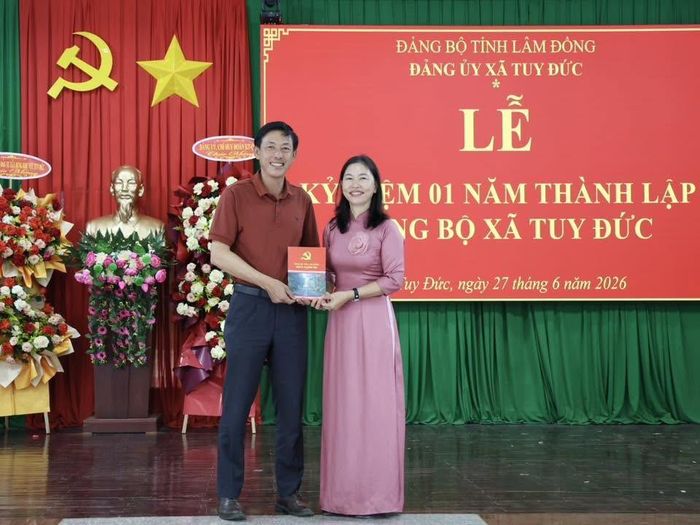  Đồng chí Dương Huy Toàn, TUV, Bí thư, Chủ tịch HĐND xã Quảng Trực, nguyên Bí thư Huyện ủy Tuy Đức chúc mừng Đảng bộ xã Tuy Đức 