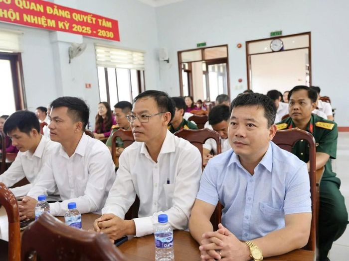 Các đại biểu tham dự buổi lễ