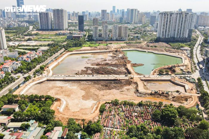Không chỉ tại Phú Đô, dự án hồ điều hòa Mễ Trì (Đồng Bông 2) cũng đang được đẩy nhanh tiến độ. Trên công trường, hàng trăm kỹ sư, công nhân cùng nhiều thiết bị thi công được huy động làm việc liên tục để bảo đảm kế hoạch đề ra.