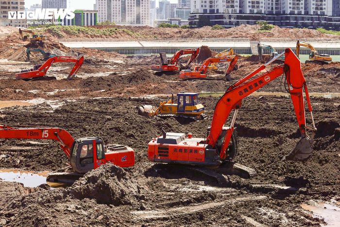 Sau hơn ba tháng triển khai, phần đào đắp lòng hồ rộng khoảng 12ha đã cơ bản hoàn thành. Các nhà thầu hiện tập trung thi công hệ thống kè, đóng cọc bê tông dự ứng lực và hoàn thiện những hạng mục kỹ thuật còn lại trước khi đưa công trình vào sử dụng.