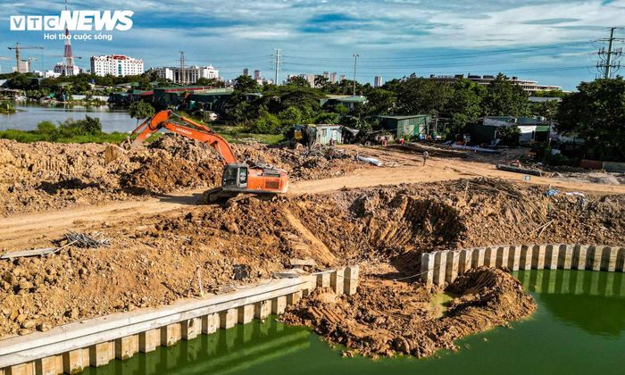 Trên công trường, nhiều máy móc hoạt động liên tục để vận chuyển bùn đất, hoàn thiện các hạng mục còn lại quanh hồ. 