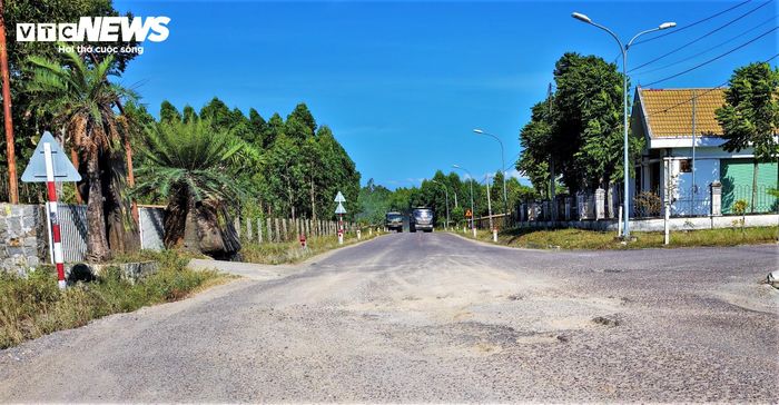 Tuy nhiên theo ghi nhận hiện tại của PV Báo Điện tử VTC News, một số vị trí trên tuyến đường hỏng hóc, xuống cấp tiềm ẩn nguy cơ mất an toàn giao thông.