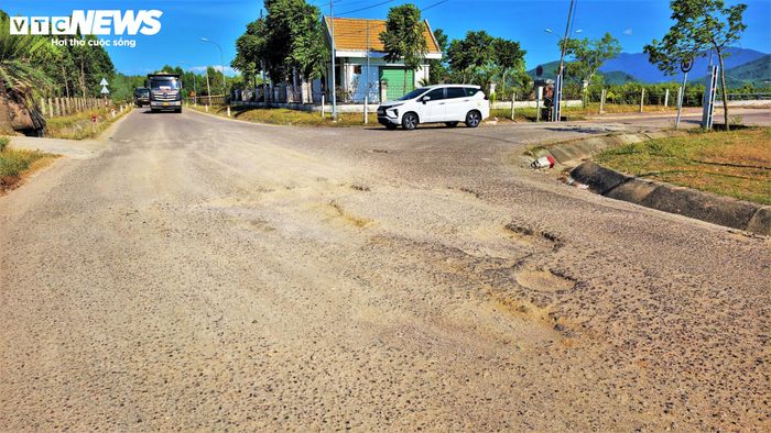  Dọc tuyến đường có các mỏ đất đưa vào phục vụ Dự án Cao tốc Quy Nhơn – Pleiku, mỗi ngày đều có lượng xe tải lớn di chuyển dẫn đến mặt đường bong tróc, xuất hiện các ổ voi, ổ gà.