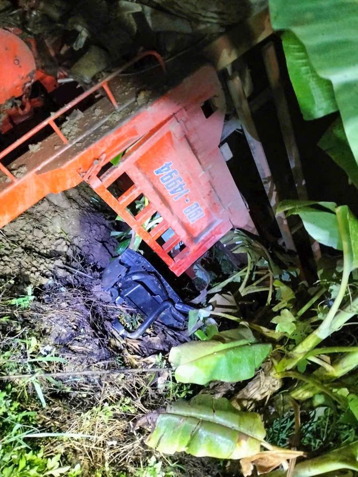 Chiếc ô tô lao xuống taluy âm sâu khoảng 20m so với mặt đường. (Ảnh: C.T.)