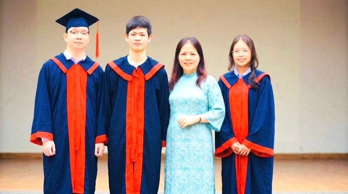 Lần lượt từ trái qua: Đỗ Gia Bảo (thủ khoa chuyên Tin) và Hồ Nhật Quang (thủ khoa chuyên Hóa) của trường THPT Chuyên Khoa học Tự nhiên - cô giáo chủ nhiệm Nguyễn Linh và Trần Minh Hà - thủ khoa lớp 10 công lập Hà Nội năm 2026.