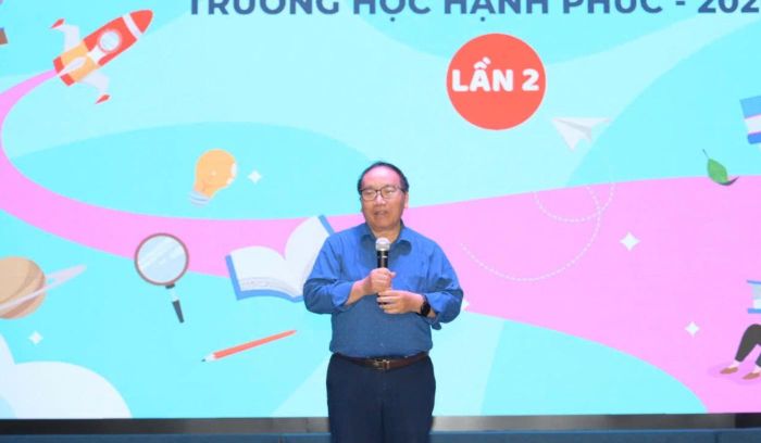 Nhà thơ Trần Đăng Khoa - Phó Chủ tịch Hội Nhà văn Việt Nam là thành viên Hội đồng giám khảo.