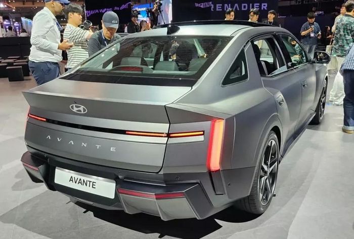 Xe được trang bị cụm đèn hậu hình chữ H.