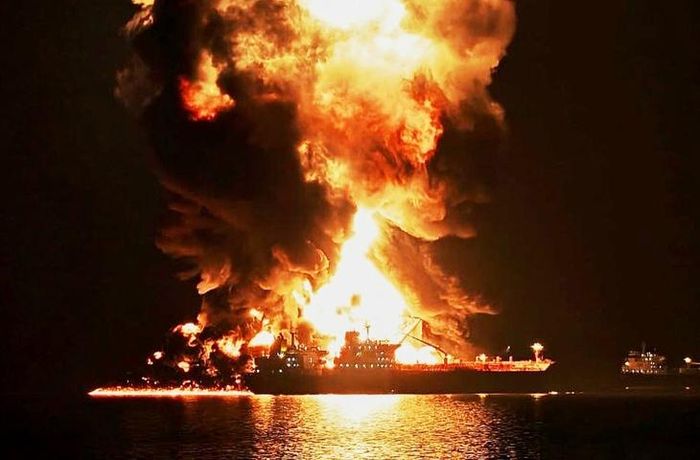 Tàu hàng trúng tên lửa Iran bốc cháy tại eo biển Hormuz hồi tháng 3. (Ảnh: AP)