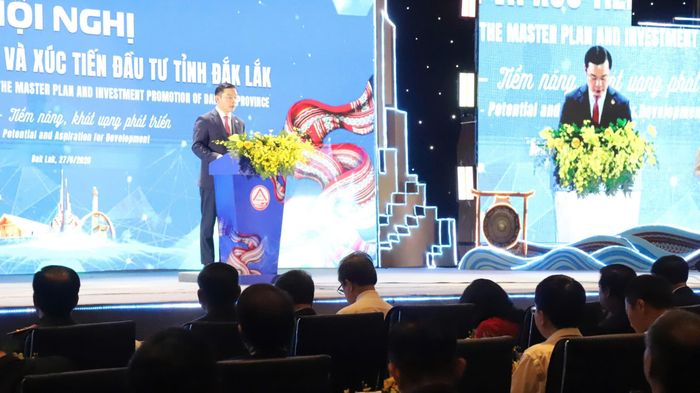 Chủ tịch tỉnh Đắk Lắk Đỗ Hữu Huy phát biểu tại hội nghị.
