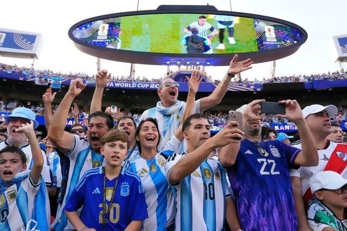 Người hâm mộ quốc tế là nhân tố chính đem đến sự cuồng nhiệt ở World Cup năm nay. (Ảnh: FoxSport)