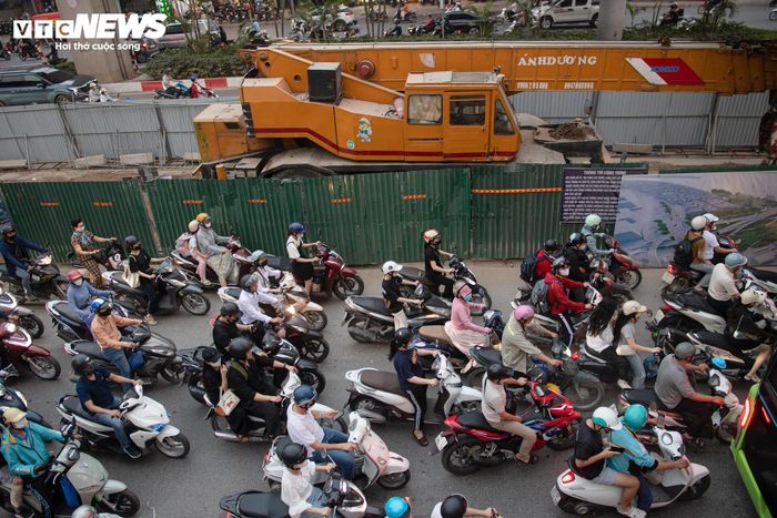 Việc thi công khiến phần diện tích dành cho phương tiện lưu thông bị thu hẹp. Trong khi đó, Nguyễn Trãi vốn là một trong những tuyến đường có lưu lượng giao thông lớn của Hà Nội nên tình trạng ùn ứ thường xuyên xảy ra, đặc biệt vào các khung giờ cao điểm sáng và chiều. (Hình ảnh PV Báo Điện tử VTC News ghi nhận ngày 8/4/2026)