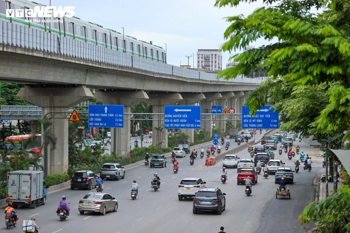 Tại đoạn từ khu vực Royal City đến gần nút giao Nguyễn Tuân, các rào chắn phục vụ thi công đã được tháo dỡ, trả lại không gian cho phương tiện lưu thông.