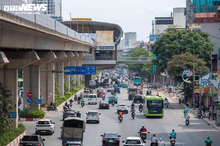 Đến nay, toàn bộ hàng rào phục vụ thi công trên đường Nguyễn Trãi đã được tháo dỡ. Đoạn từ khu vực Royal City đến nút giao Nguyễn Trãi - Vũ Trọng Phụng, dài gần 800m, đã được hoàn thành thảm nhựa.