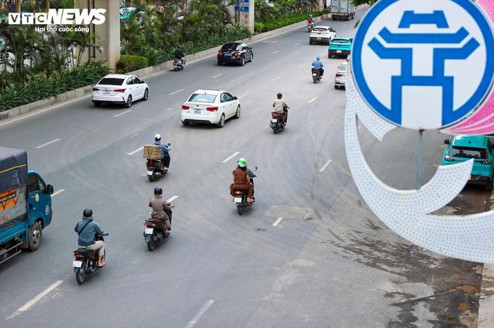 Dòng xe trên tuyến đường huyết mạch này di chuyển ổn định, không còn cảnh phải nối đuôi nhau qua các điểm quây tôn.