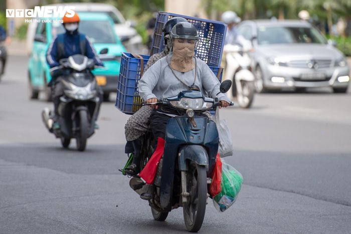 "Tôi đi làm qua đây hằng ngày nên thấy rất rõ. Trước kia chỉ cần đến giờ cao điểm là xe cộ ùn lại, có hôm phải mất thêm hàng chục phút mới đi hết đoạn đường này. Bây giờ đường thông thoáng hơn nhiều, việc di chuyển cũng đỡ vất vả", chị Ngọc Anh, một người dân sống tại phường Thanh Xuân, chia sẻ.