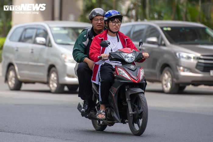 "Em thường đi học qua tuyến này. Có những hôm xe gần như chỉ nhích từng chút một vì lượng phương tiện quá đông. Nay công trường được dỡ bỏ, mặt đường bằng phẳng hơn nên việc đi lại nhẹ nhàng hơn rất nhiều", bạn An, ở phường Hà Đông cho biết.