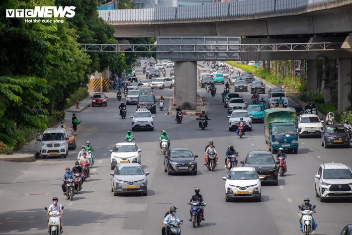 Ghi nhận của PV Báo Điện tử VTC News ngày 25/6, người dân lưu thông trên đường Nguyễn Trãi dễ dàng hơn so với vài trước. 
